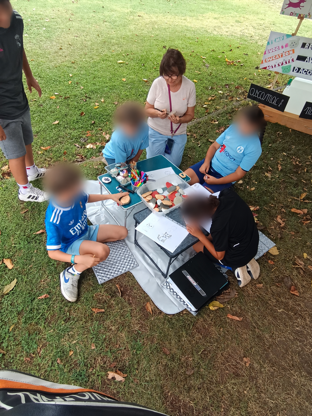 Des enfants participent à un atelier créatif sur le stand d’ASCaMaC à Baixas. Les visages visibles sont floutés.